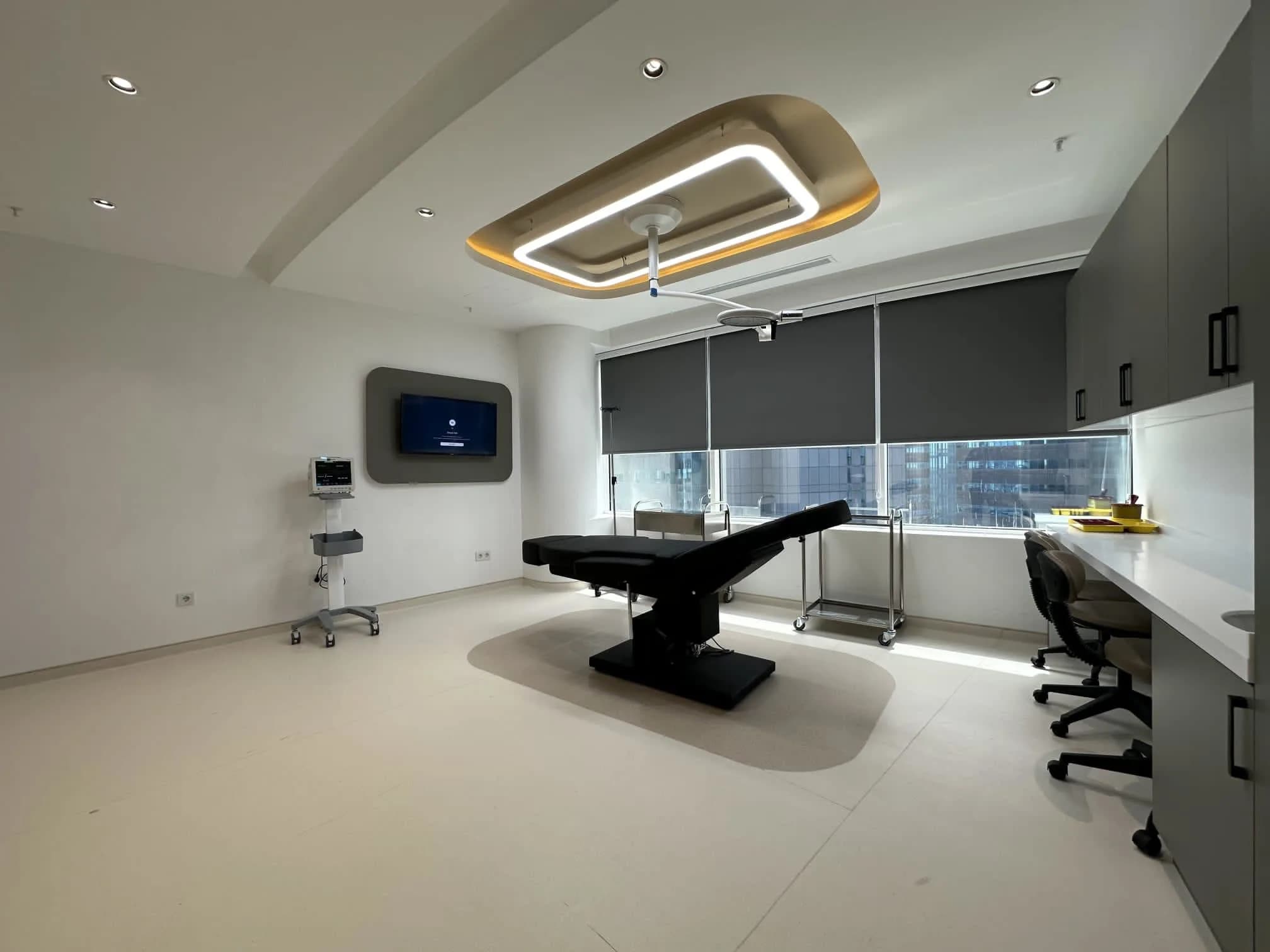 Salle de procédure médicale moderne — bloc opératoire Renaissance Clinique Istanbul