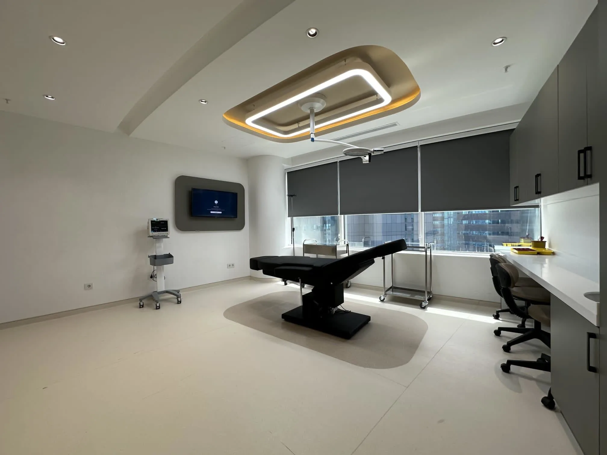 Salle de procédure médicale moderne à Renaissance Clinique Istanbul — soins pour patients de Belgique